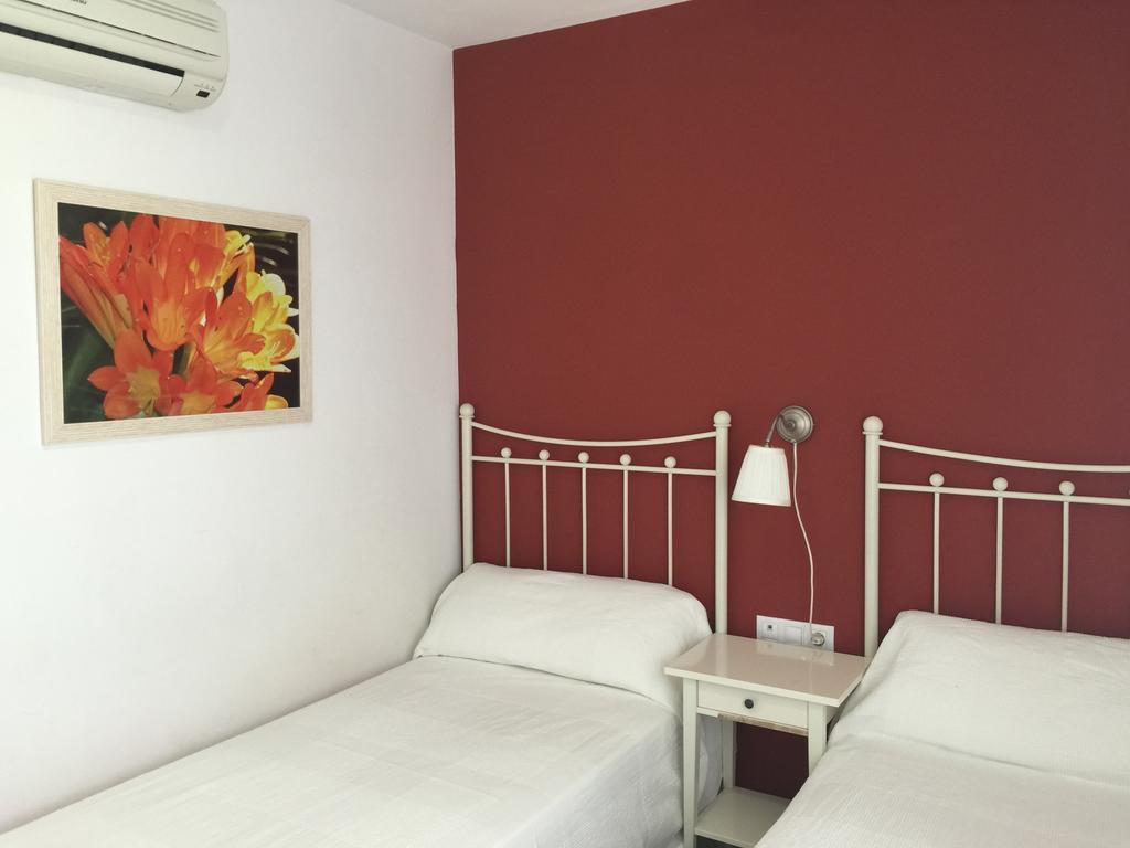 Hostal Monteluna Rociana Bilik gambar