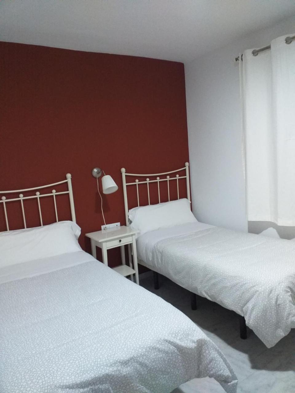 Hostal Monteluna Rociana Luaran gambar